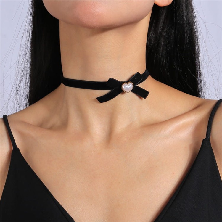 skZjModa-Sexy-czarne-aksamitne-Chokers-naszyjniki-Punk-Style-komunikat-kryszta-mi-o-serca-naszyjnik-dla-kobiet.jpg
